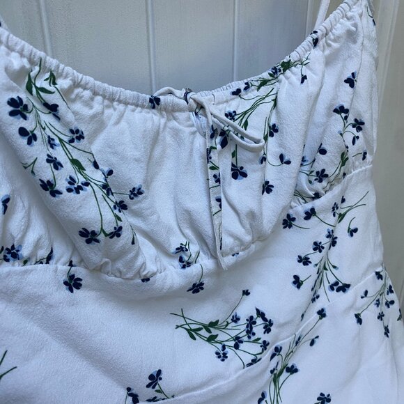 Sunday Best Delilah Dress in Large – White and Blue Floral - Picture 3 of 3